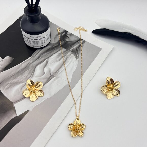 Gold Flower Necklace and Earrings Set Vintage Elegant Jewelry - Picture 6 of 6